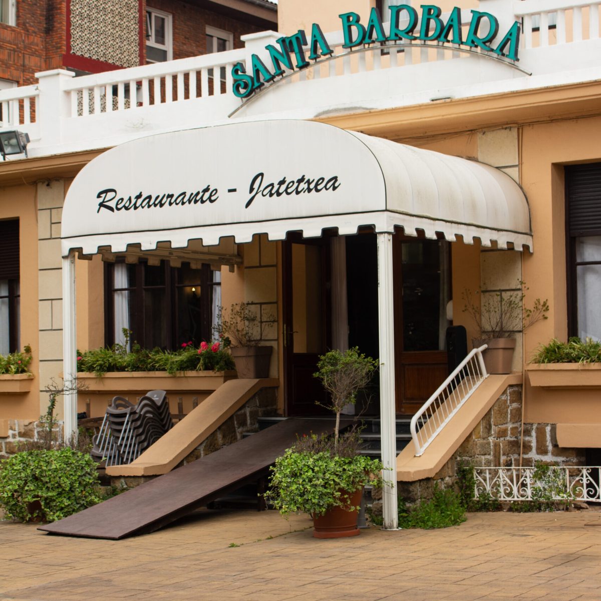 Entrada al restaurante Santa Barbara